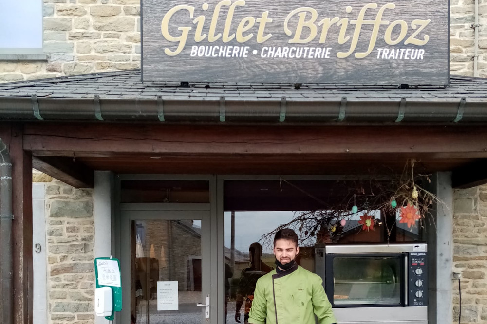 le fils Gillet devant la boucherie